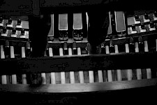 Nerva Altino footwork at the organ.